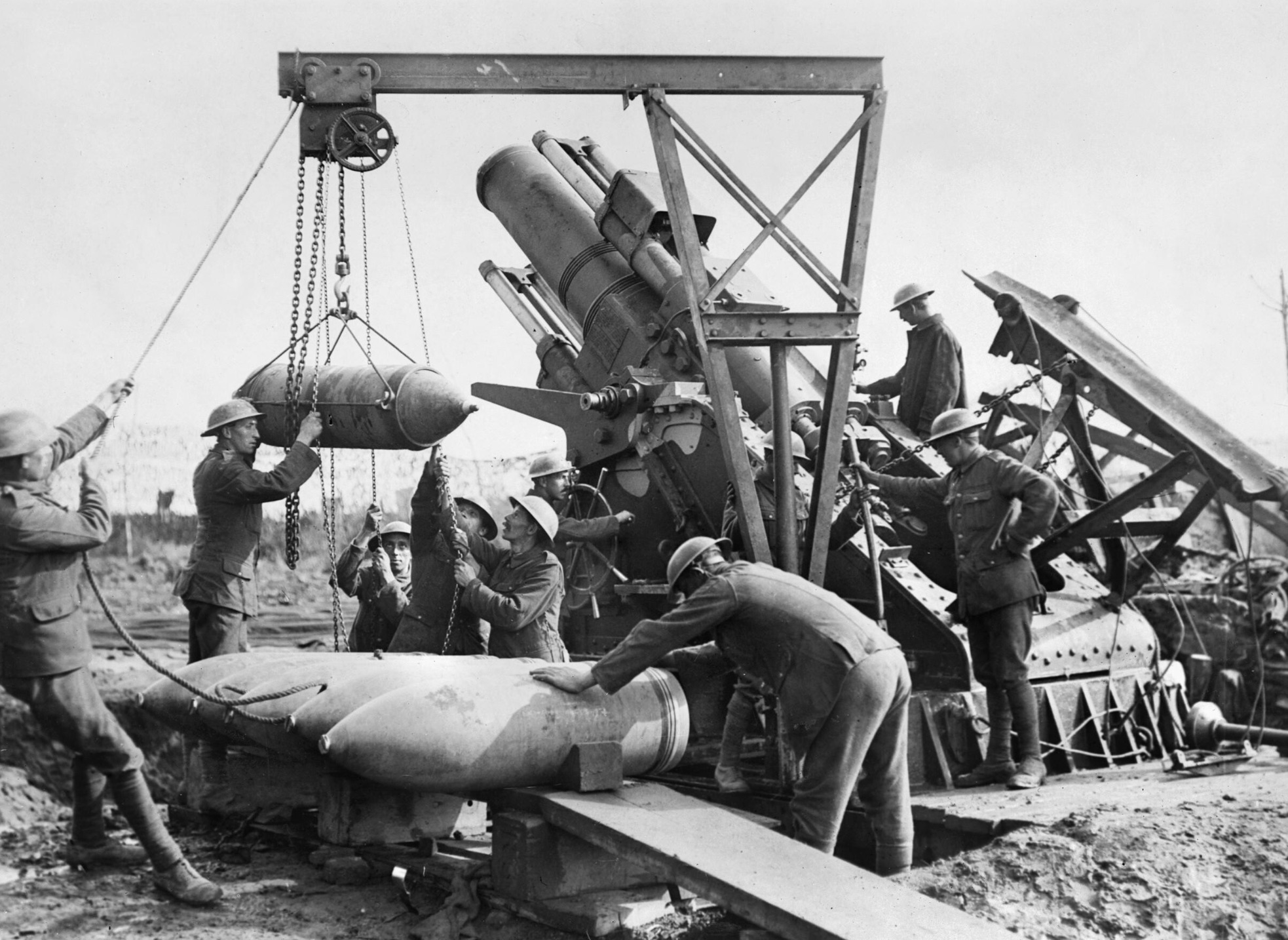 Loading a 15 in 380 mm howitzer 